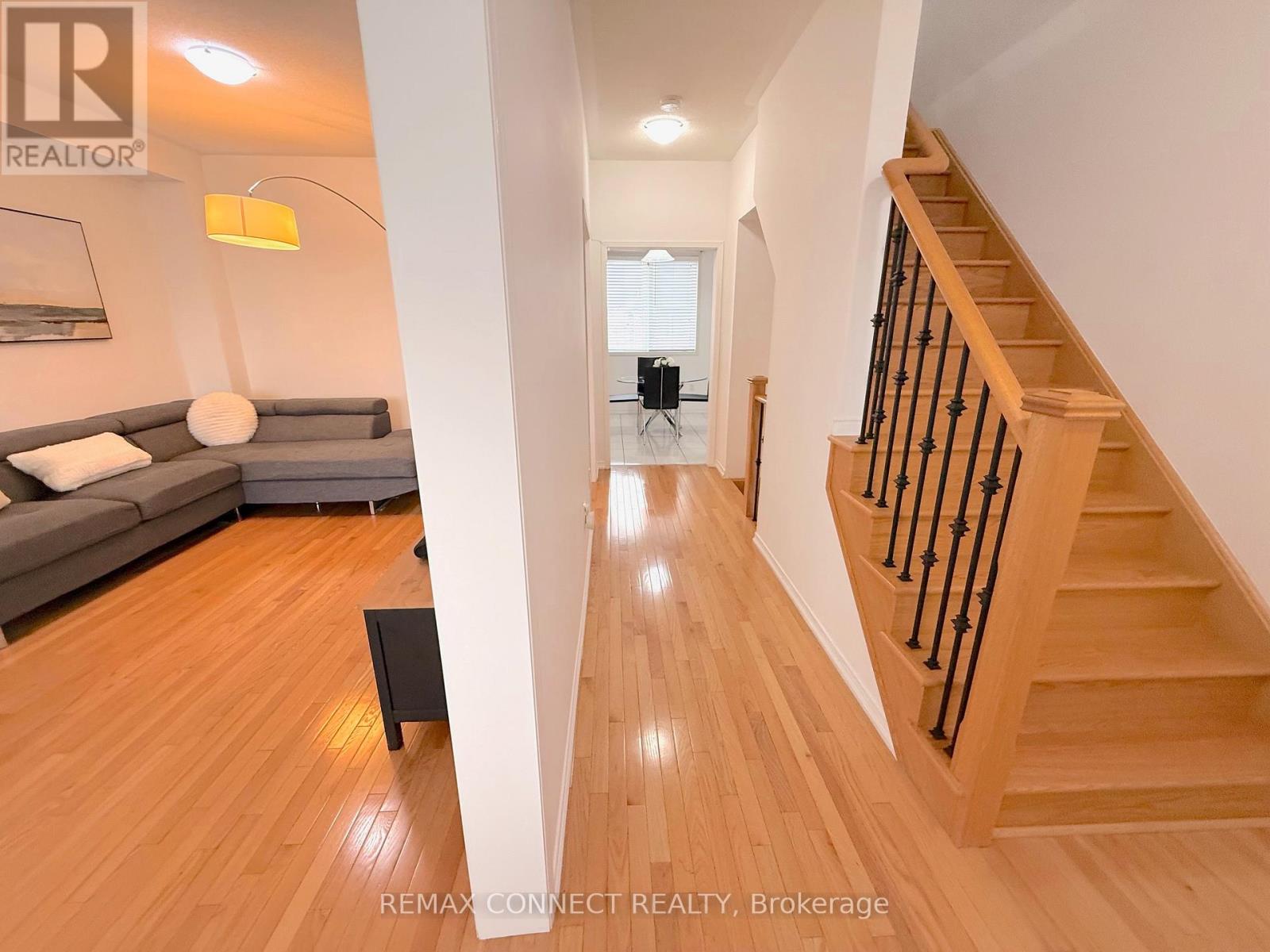 174 Sussexvale Drive, Brampton, Ontario  L6R 3R1 - Photo 4 - W12876470