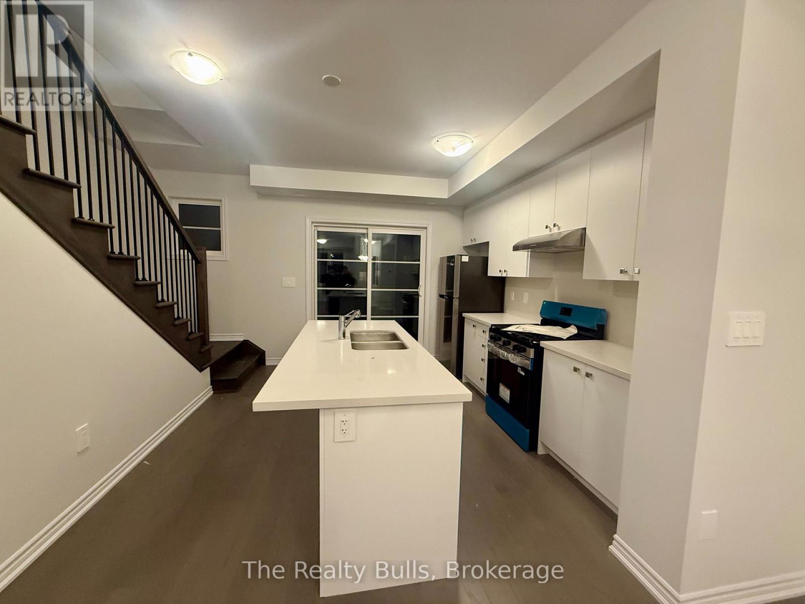 5886 Saigon Street E, Mississauga, Ontario  L5V 0E9 - Photo 1 - W12876776