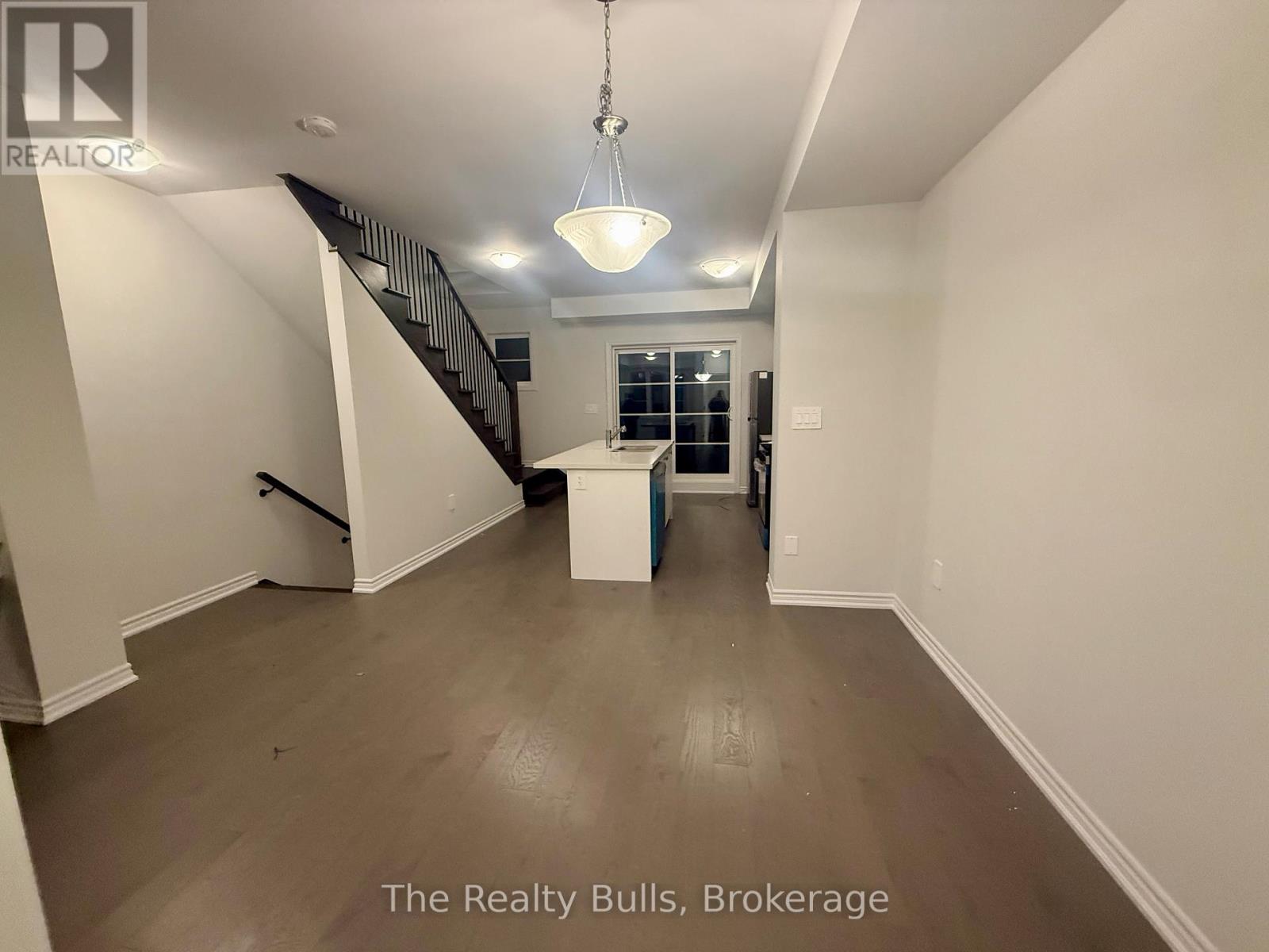 5886 Saigon Street E, Mississauga, Ontario  L5V 0E9 - Photo 2 - W12876776