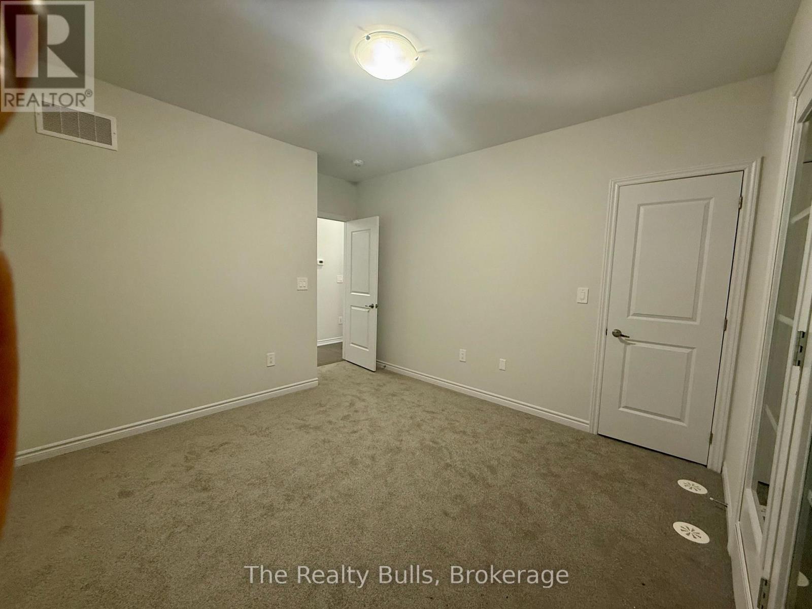 5886 Saigon Street E, Mississauga, Ontario  L5V 0E9 - Photo 8 - W12876776