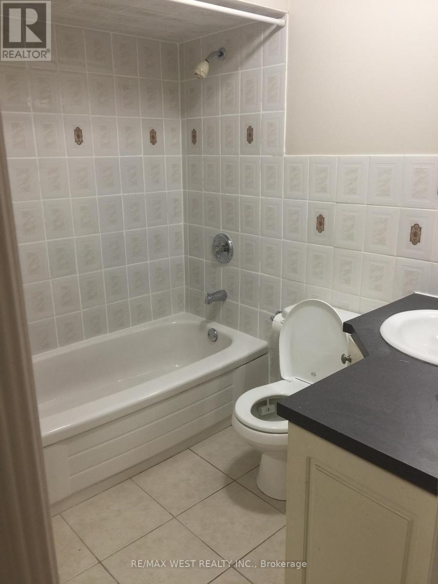 Lower - 150 Wiltshire Avenue, Toronto, Ontario  M6N 2W1 - Photo 7 - W12876800