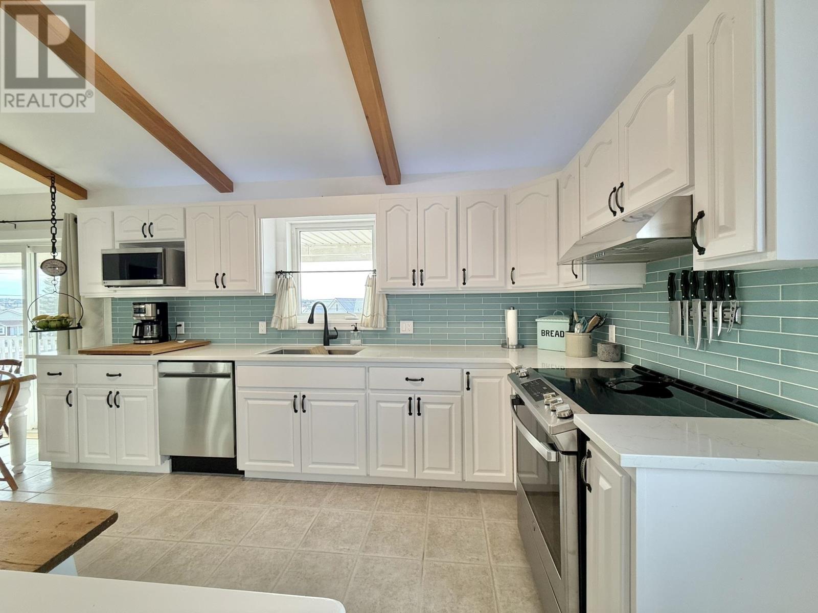 8 Burns Avenue, Stanley Bridge, Prince Edward Island  C0A 1N0 - Photo 5 - 202604455