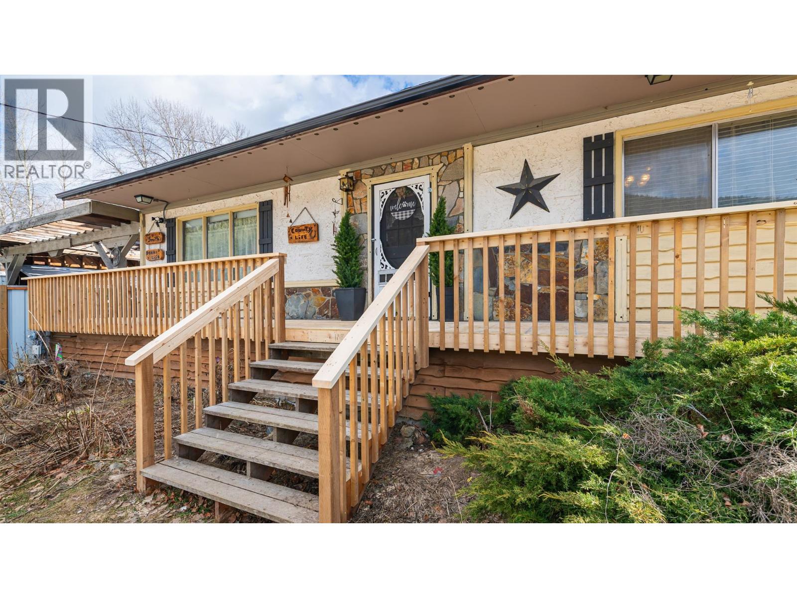 9005 3 & 95 Highway, Yahk, British Columbia