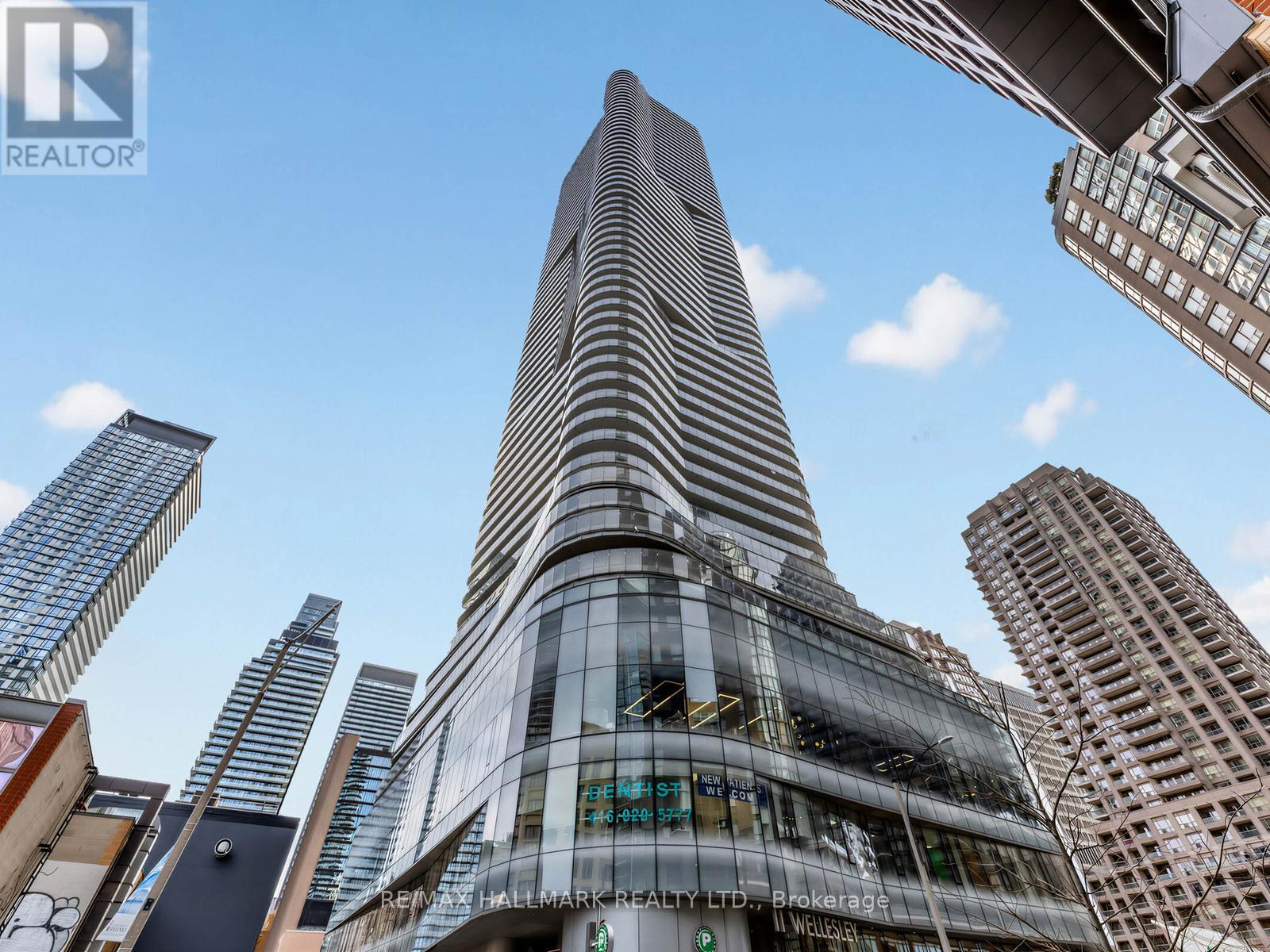 3909 - 11 Wellesley Street W, Toronto, Ontario  M4Y 0G4 - Photo 1 - C12876954