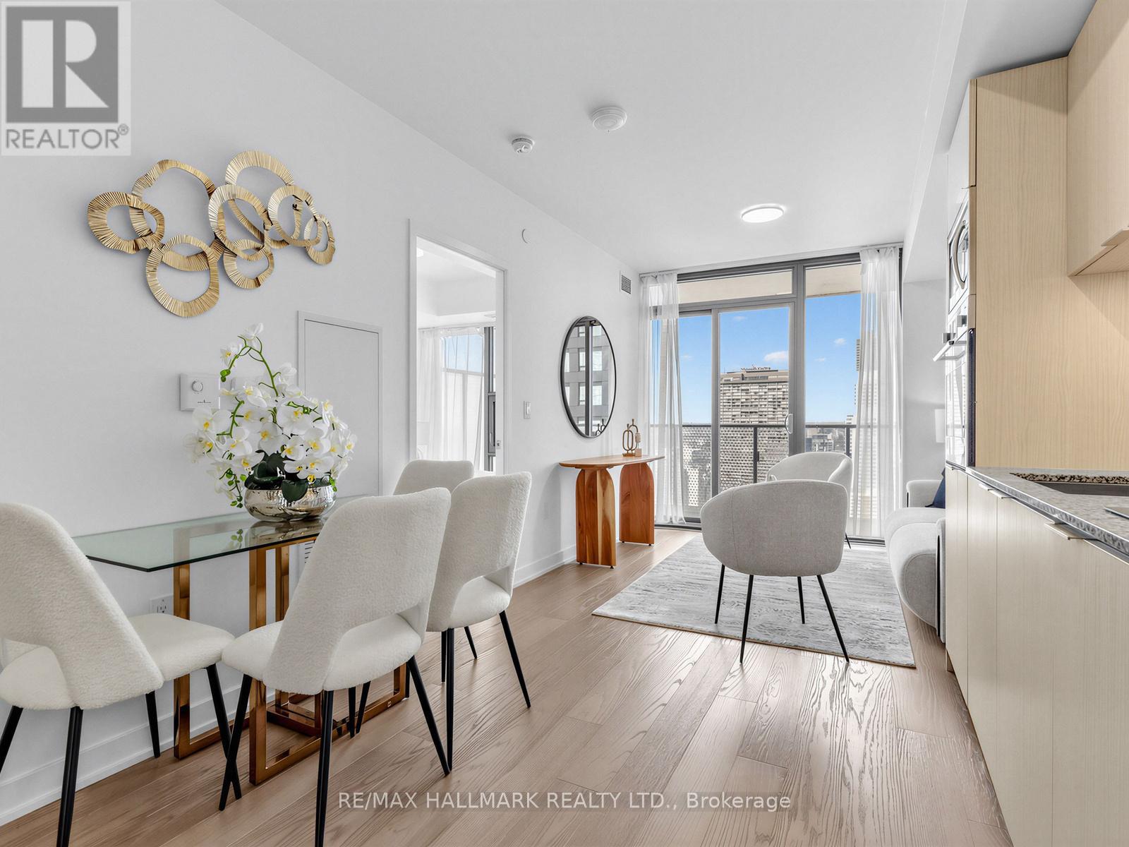 3909 - 11 Wellesley Street W, Toronto, Ontario  M4Y 0G4 - Photo 2 - C12876954