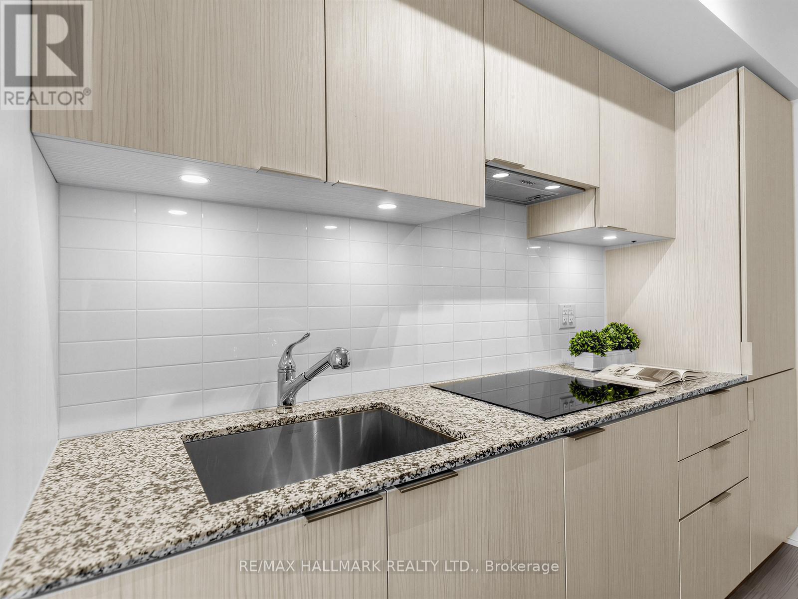 3909 - 11 Wellesley Street W, Toronto, Ontario  M4Y 0G4 - Photo 5 - C12876954