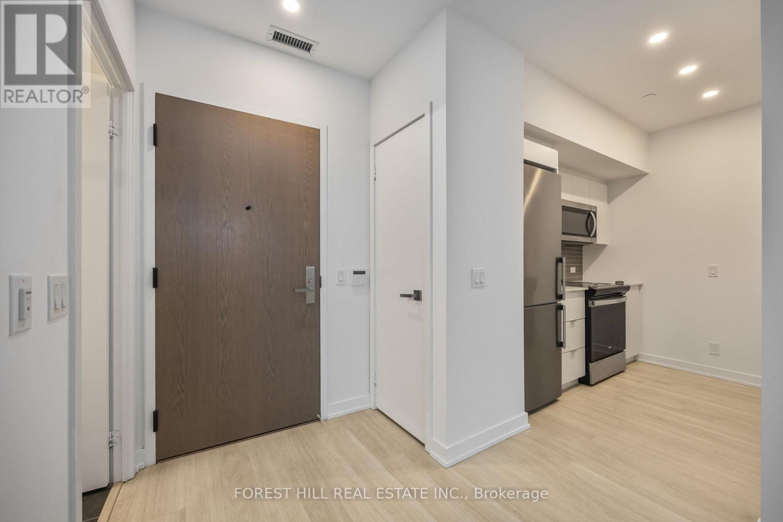 1010 - 30 Tretti Way, Toronto (Clanton Park), Ontario  M3H 0E3 - Photo 2 - C12876982