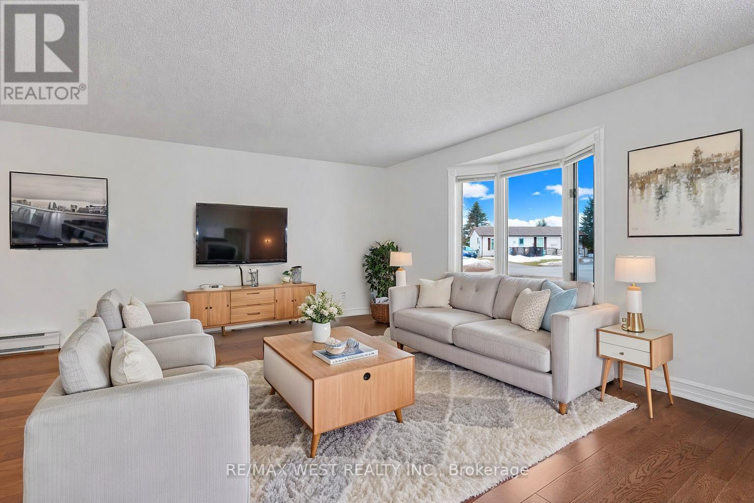 18 Maple Leaf Terrace, Innisfil (Cookstown), Ontario  L0L 1L0 - Photo 2 - N12877030