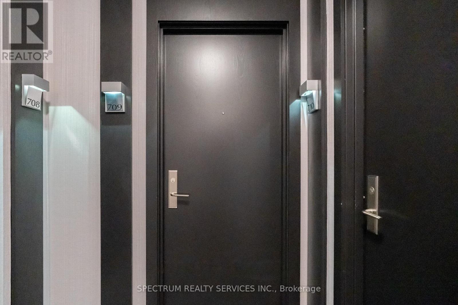 709 - 80 Absolute Avenue, Mississauga (City Centre), Ontario  L4G 7Z3 - Photo 5 - W12876904