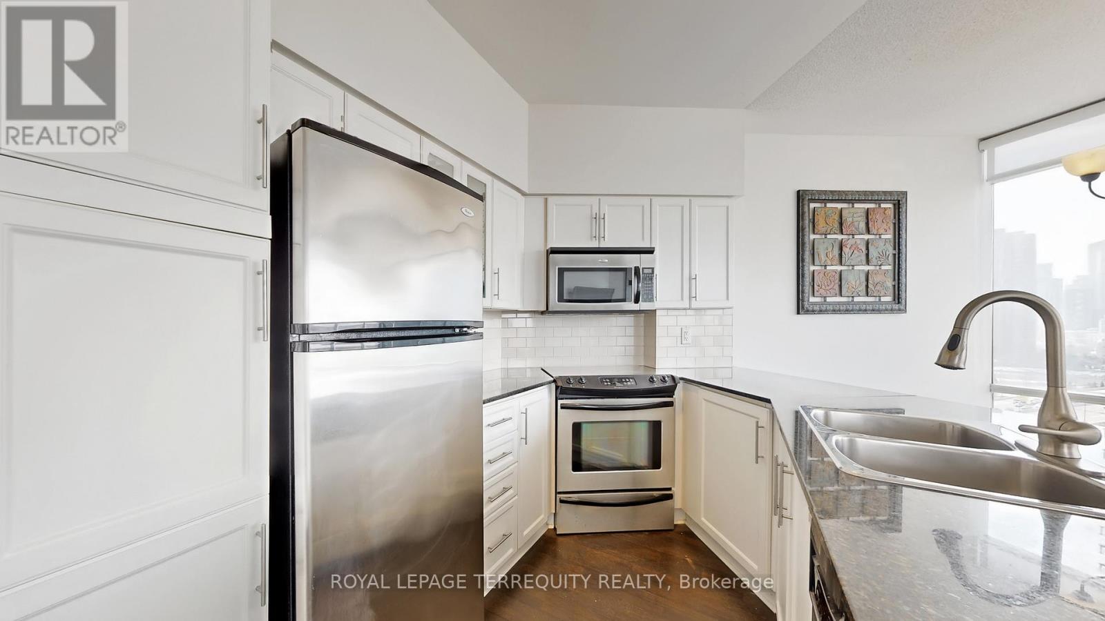 1502 - 15 Windermere Avenue, Toronto, Ontario  M6S 5A2 - Photo 2 - W12876956