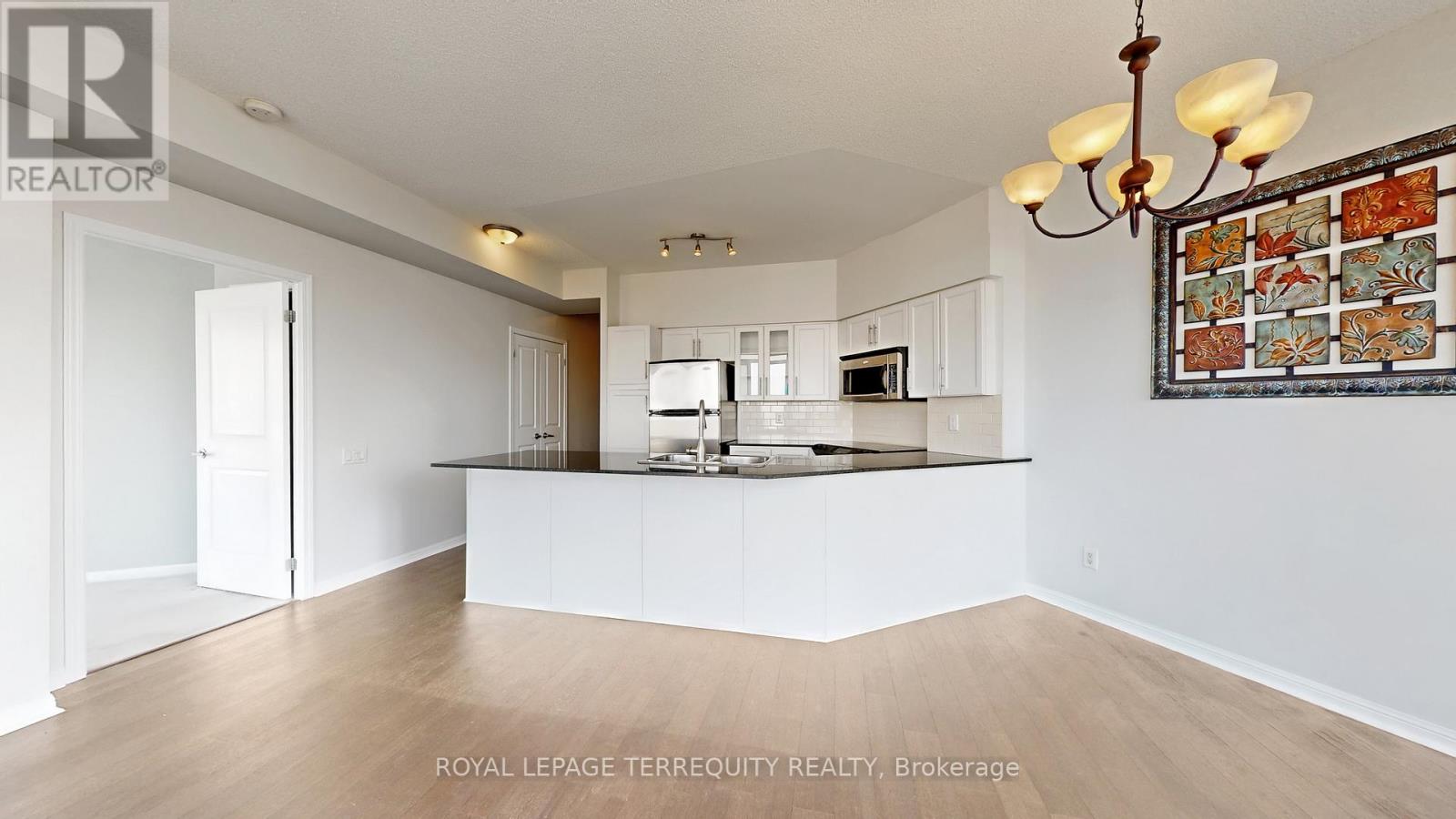 1502 - 15 Windermere Avenue, Toronto, Ontario  M6S 5A2 - Photo 4 - W12876956