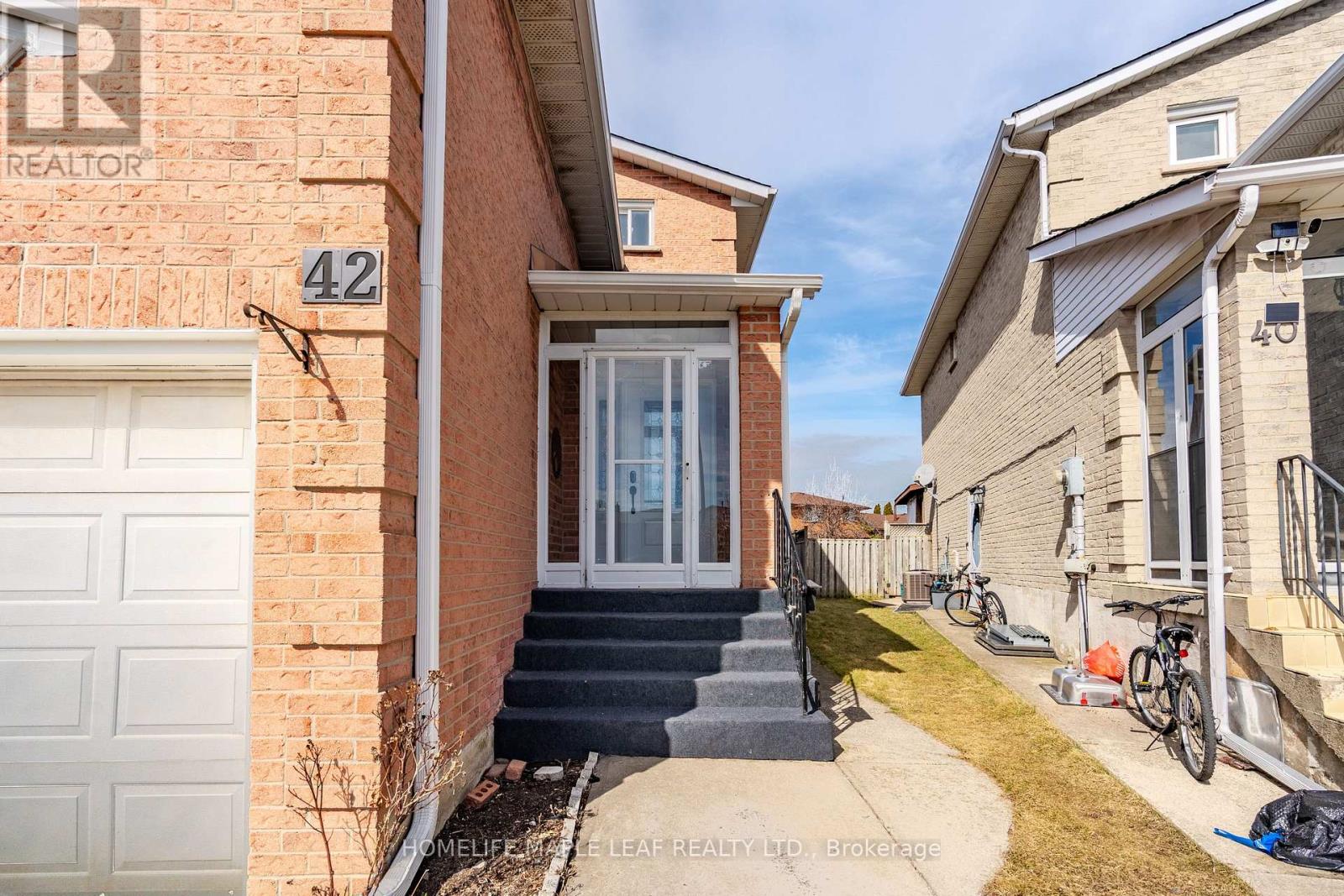 42 Puritan Court, Hamilton (Stoney Creek), Ontario  L8E 4L1 - Photo 3 - X12876902