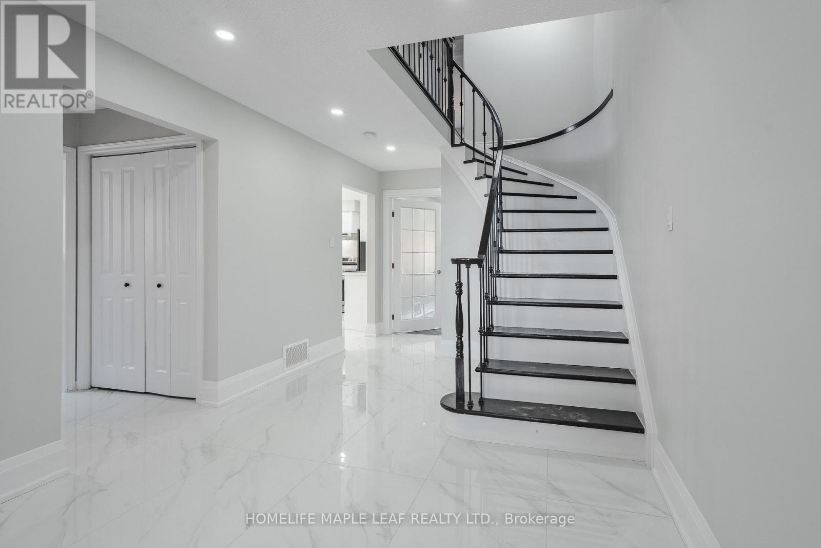 42 Puritan Court, Hamilton (Stoney Creek), Ontario  L8E 4L1 - Photo 5 - X12876902