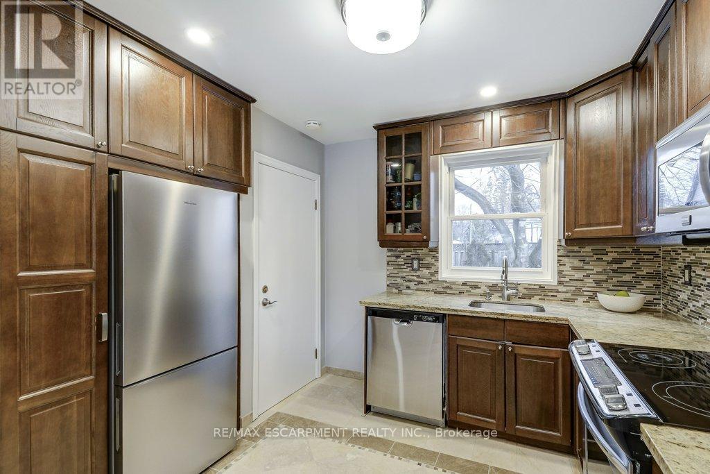 34 Oakley Court, Hamilton (Ancaster), Ontario  L9G 1T5 - Photo 9 - X12877036