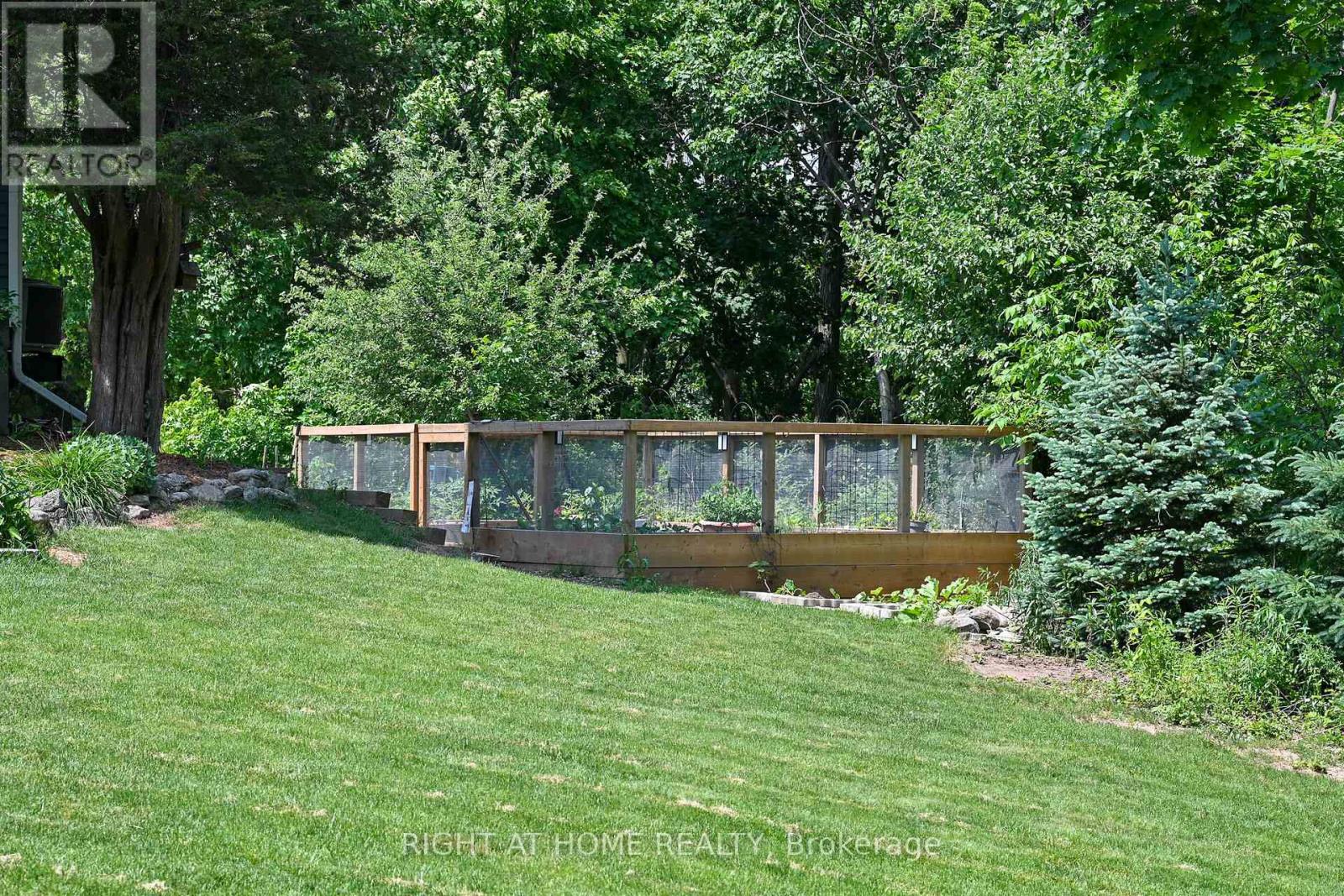 140 Wellington Street, Hamilton (Waterdown), Ontario  L0R 2H0 - Photo 46 - X12877100