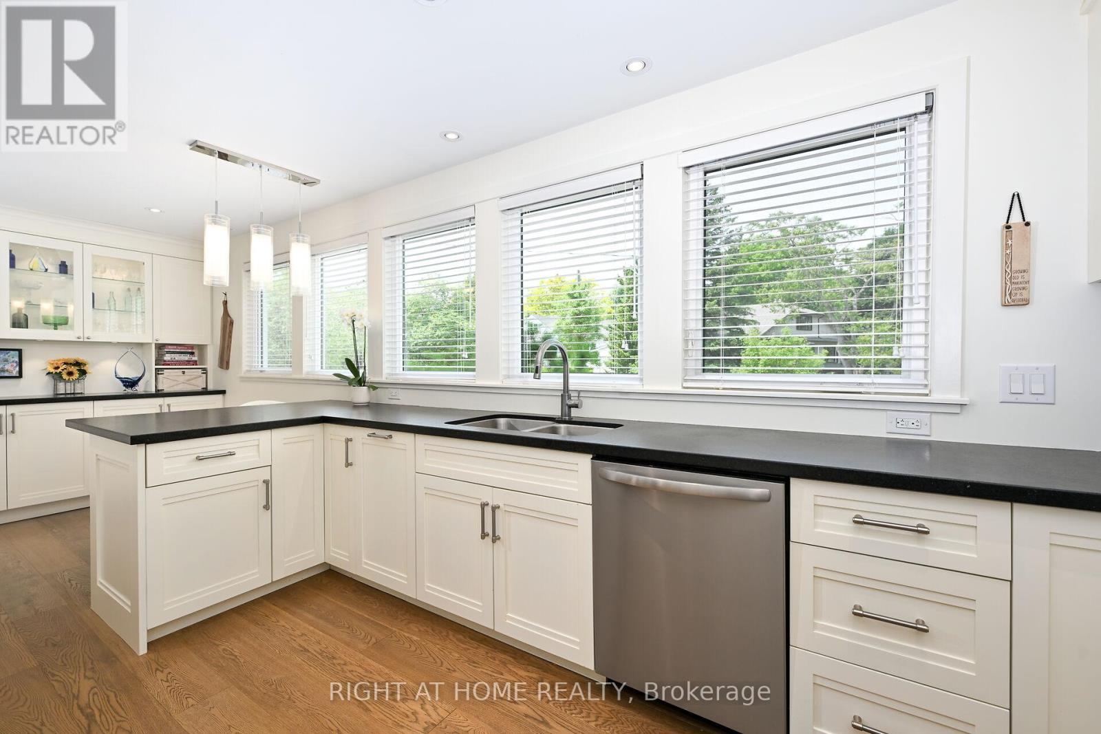 140 Wellington Street, Hamilton (Waterdown), Ontario  L0R 2H0 - Photo 7 - X12877100