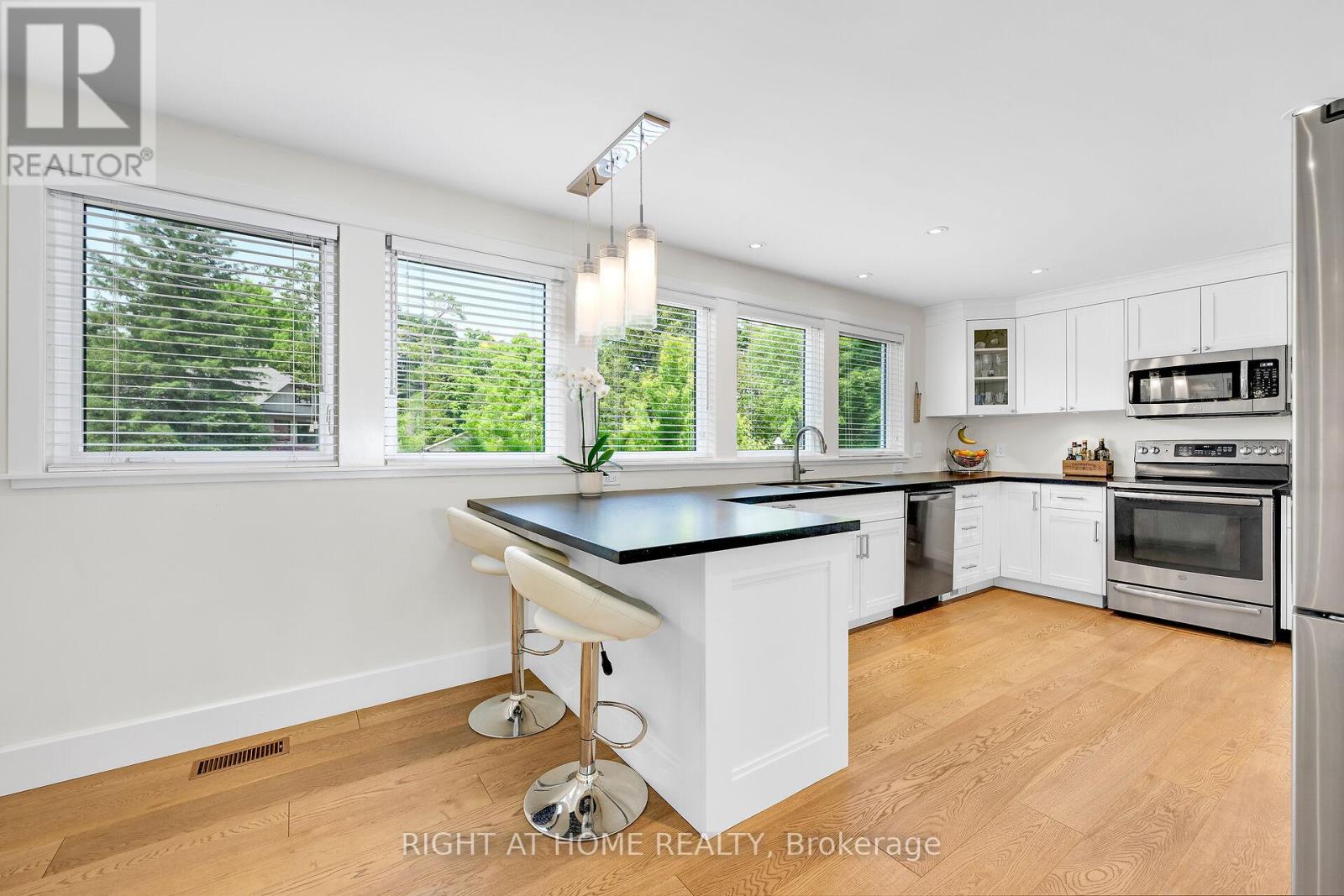 140 Wellington Street, Hamilton (Waterdown), Ontario  L0R 2H0 - Photo 8 - X12877100