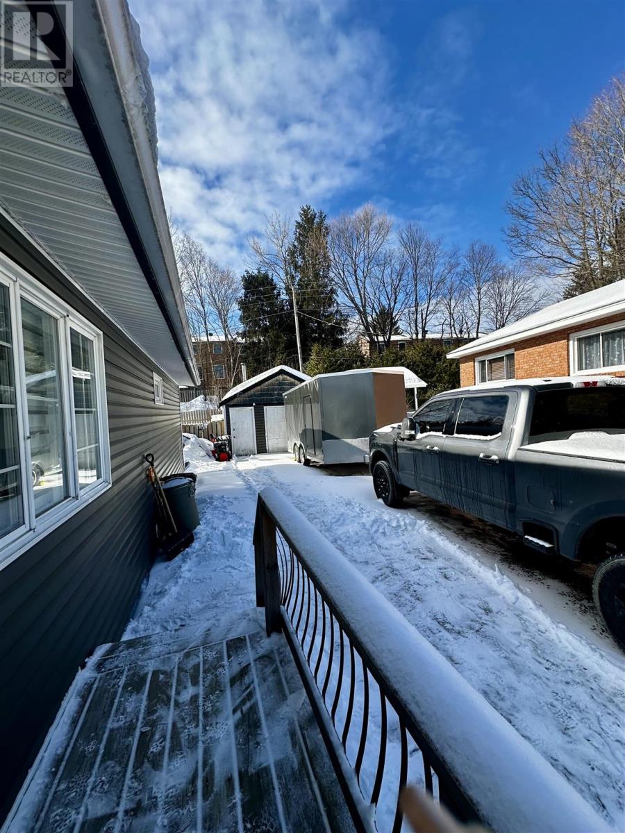 61 Axmith Ave, Elliot Lake, Ontario  P5A 1B5 - Photo 2 - SM260470