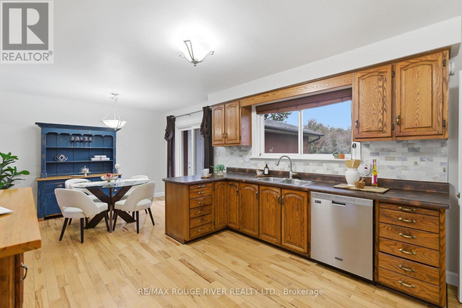 98 Applewood Crescent, Whitby, Ontario  L1N 2E7 - Photo 15 - E12877196