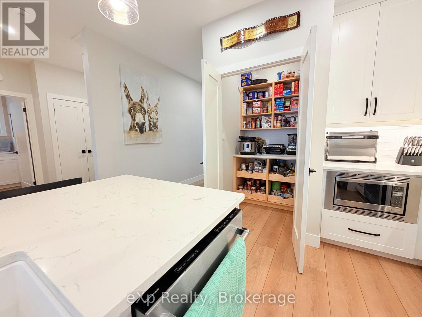 108 Irishwood Lane, Brockton, Ontario  N0G 2V0 - Photo 9 - X12876948