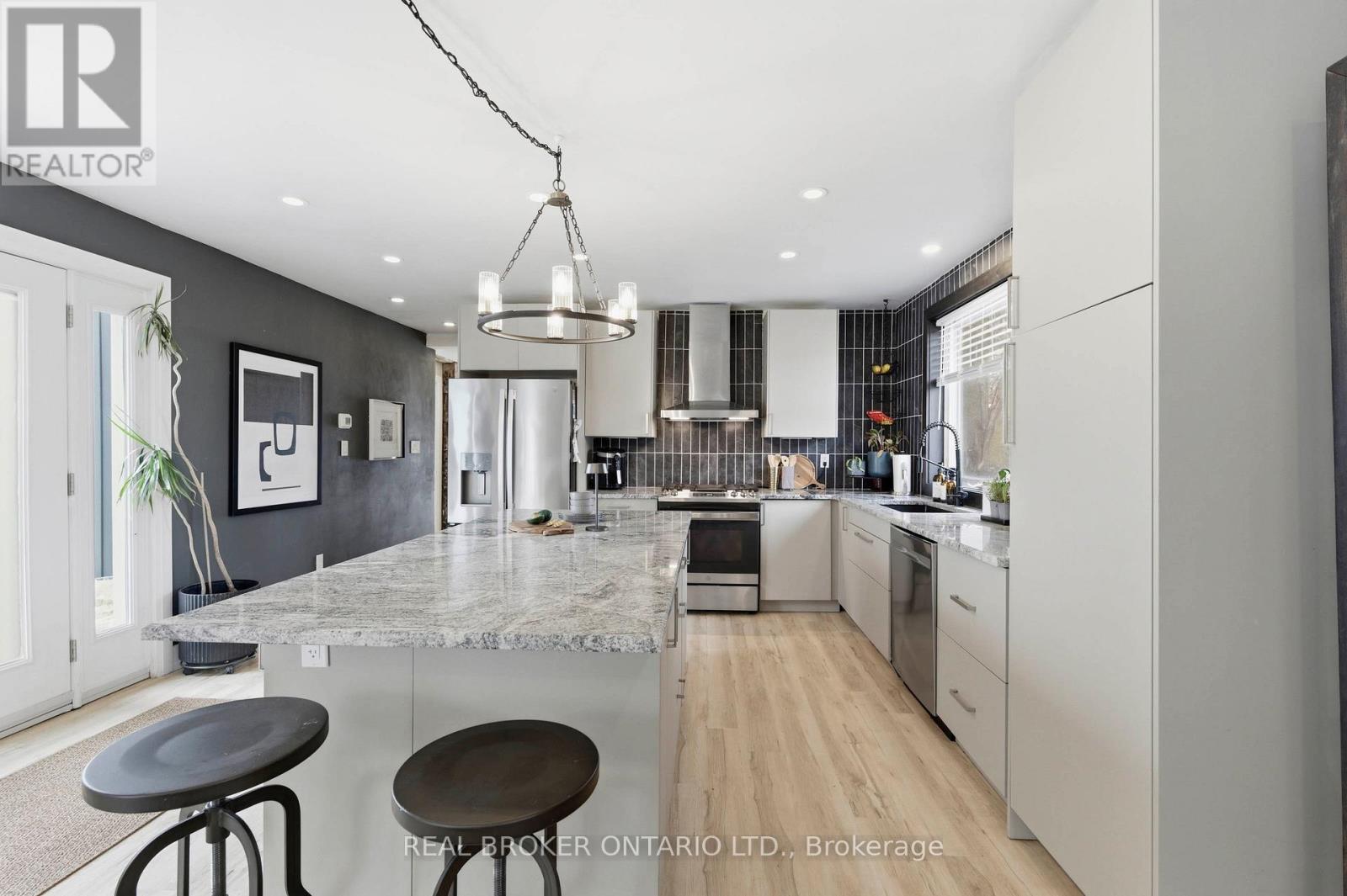 1043 Queens Bush Road, Wellesley, Ontario  N1B 2T0 - Photo 3 - X12872424