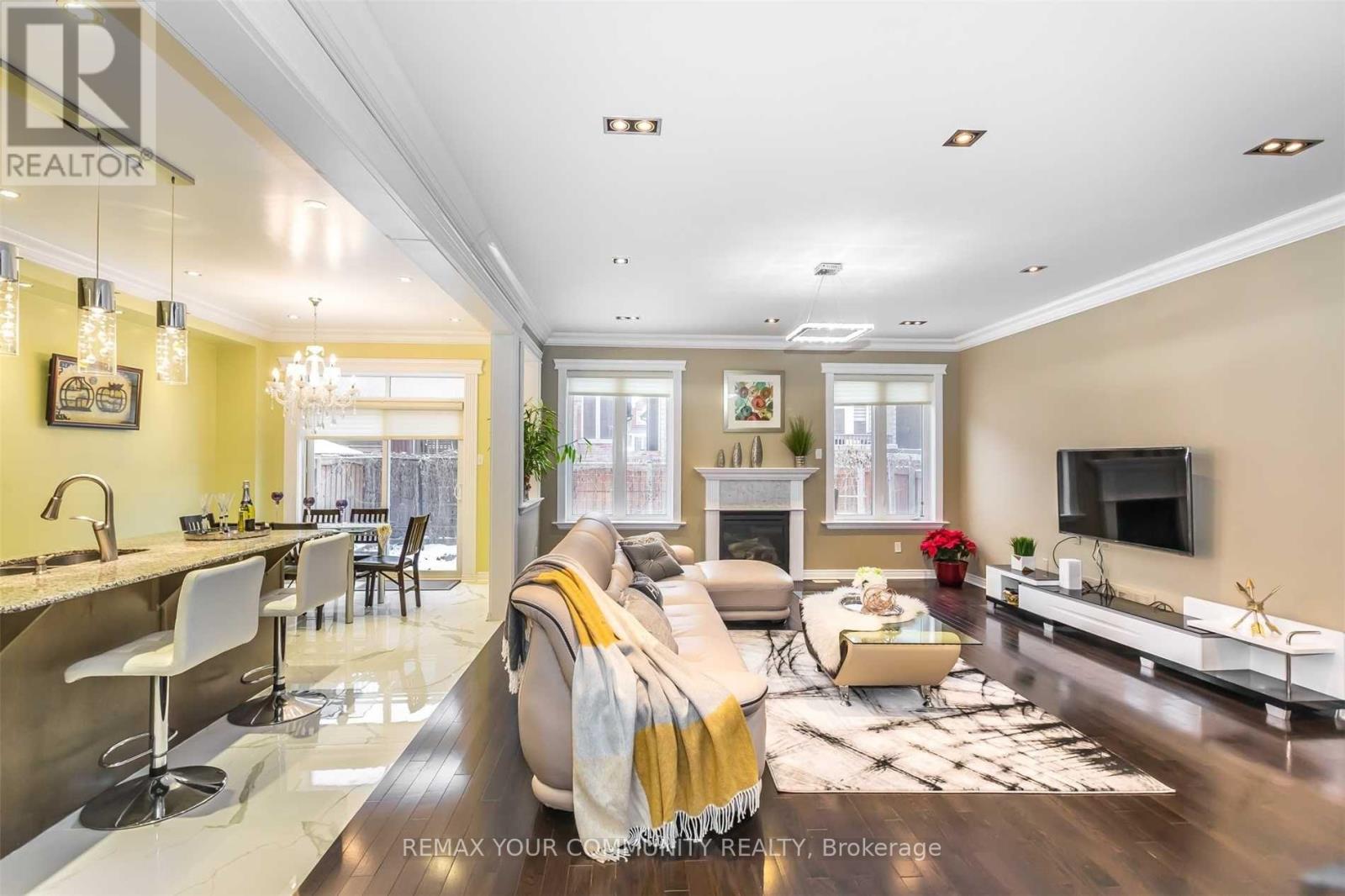 16 Foshan Avenue, Markham (Berczy), Ontario  L6C 0S1 - Photo 2 - N12877116