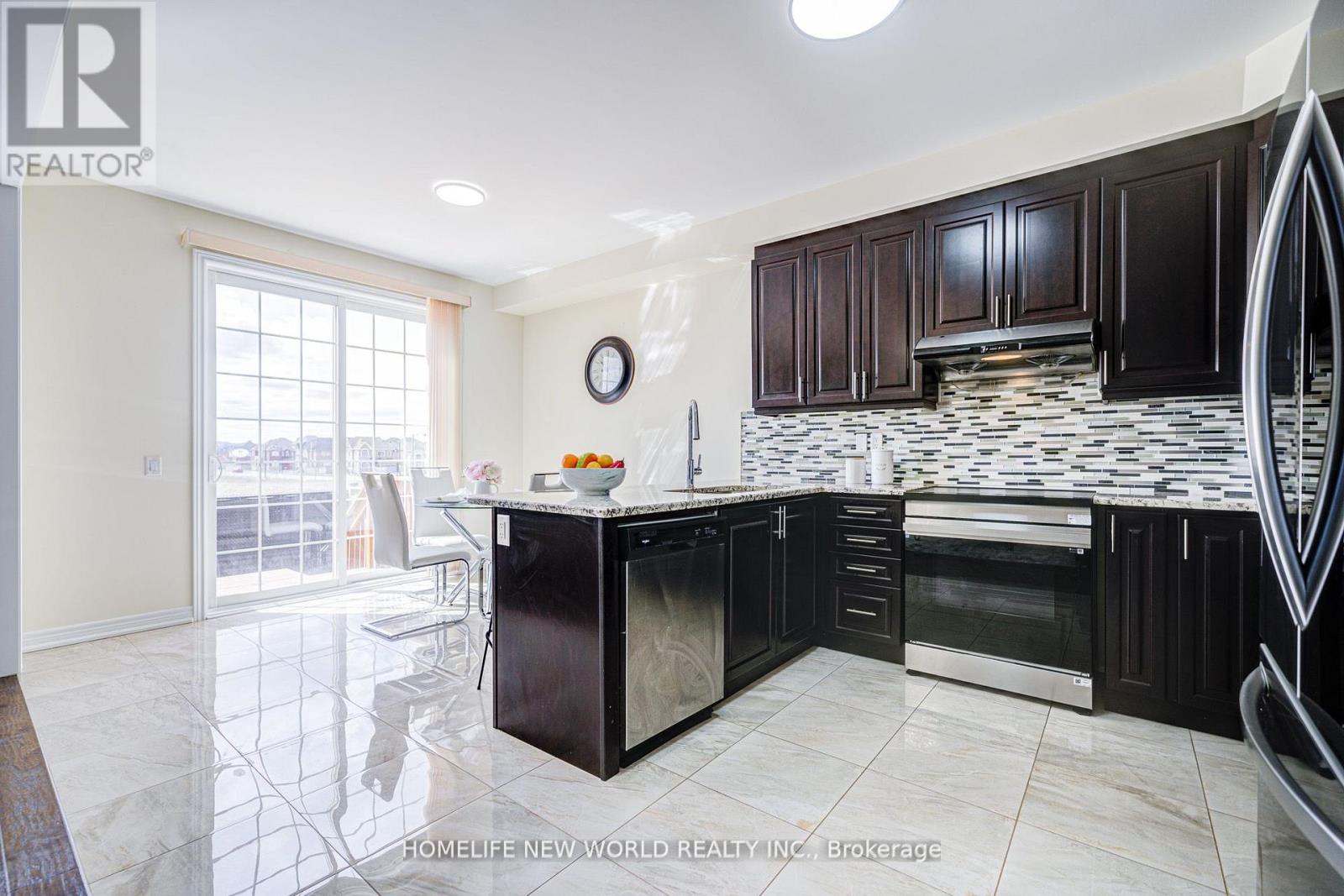 88 Roth Street, Aurora, Ontario  L4G 0W7 - Photo 10 - N12877202