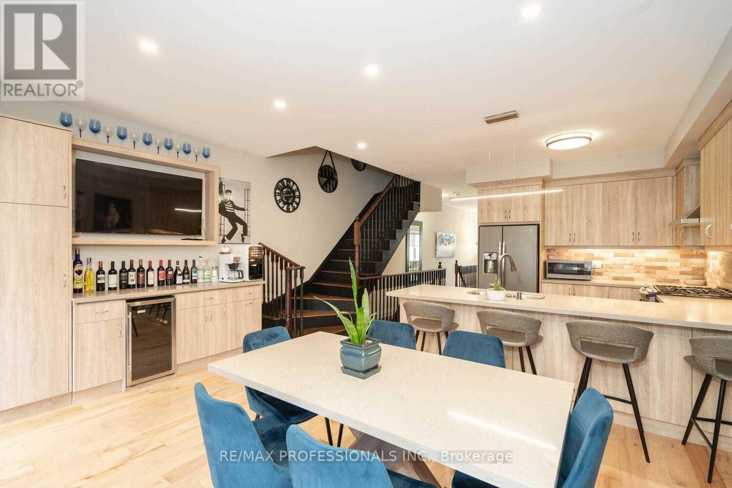 74 Dryden Way, Toronto (Willowridge-Martingrove-Richview), Ontario  M9R 0B2 - Photo 5 - W12877226