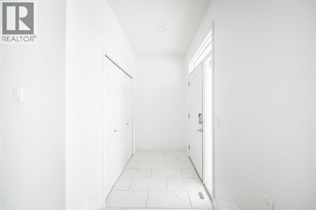 180 Grosbeak Way, Fort Mcmurray, Alberta  T9K 0L6 - Photo 2 - A2292071