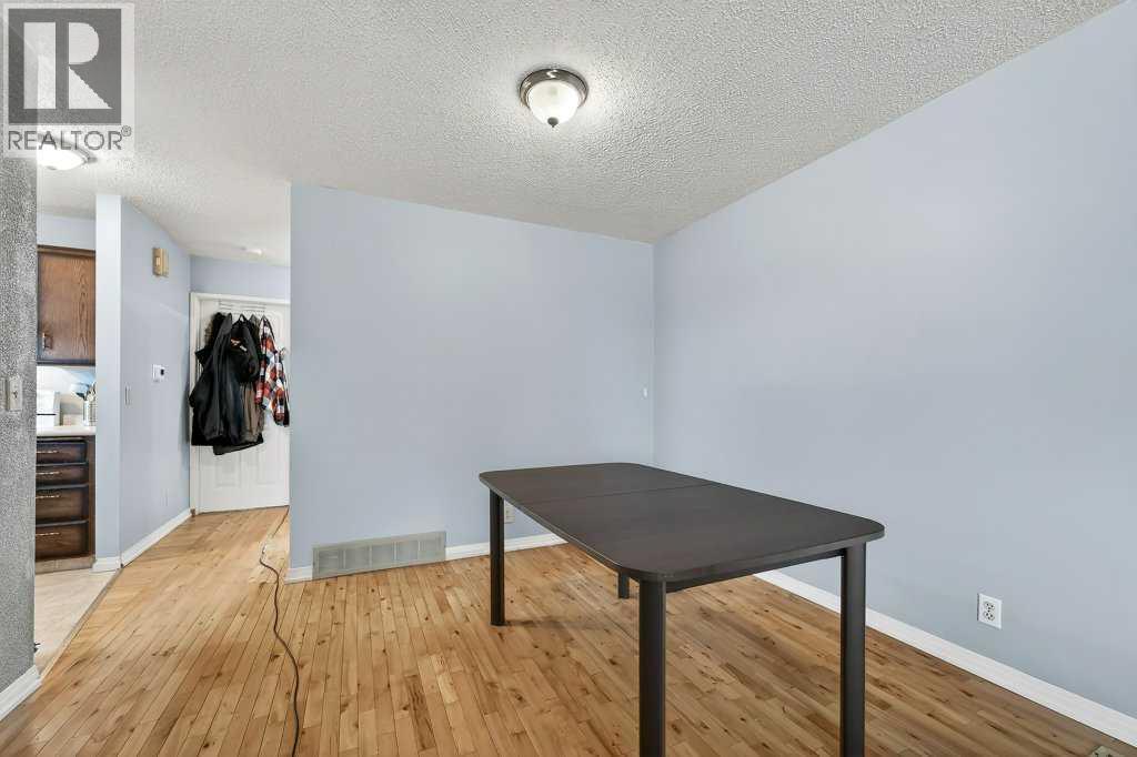 60 Bermuda Court Nw, Calgary, Alberta  T3K 1H3 - Photo 5 - A2292777