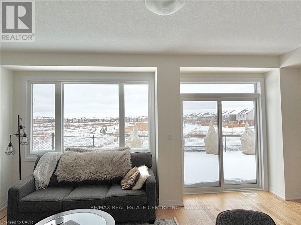 420 Newman Drive, Cambridge, Ontario  N1S 0E9 - Photo 3 - X12877198