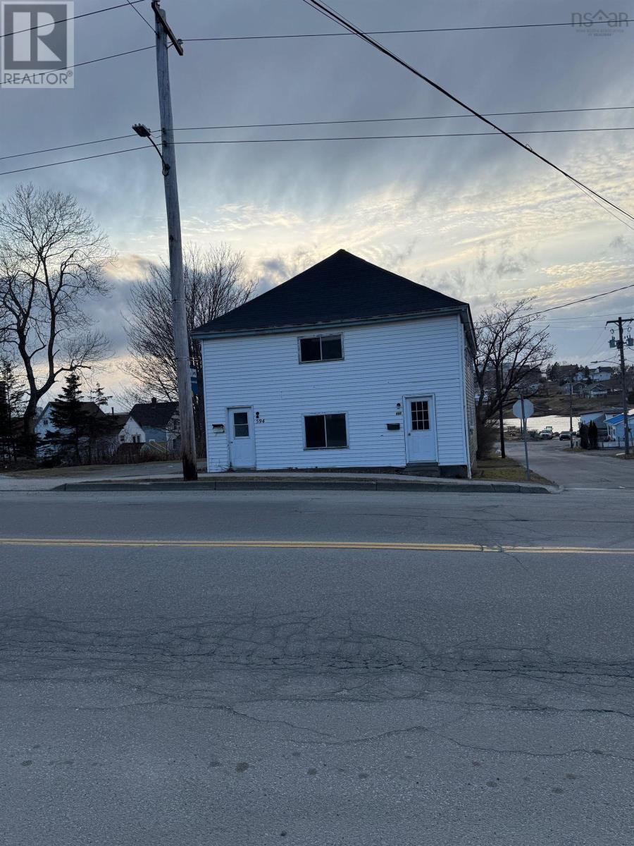594-596 Main Street, 7 Cann Street, Yarmouth, Nova Scotia  B5A 1J8 - Photo 2 - 202604469