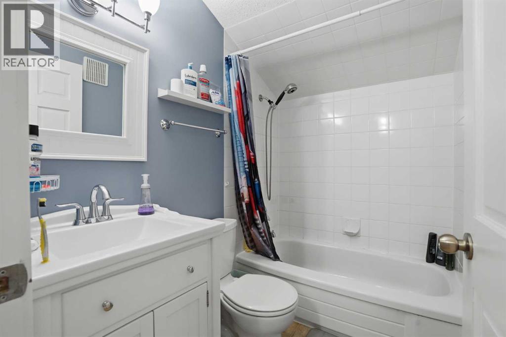 311 Coach Light Bay Sw, Calgary, Alberta  T3H 1X3 - Photo 31 - A2286955