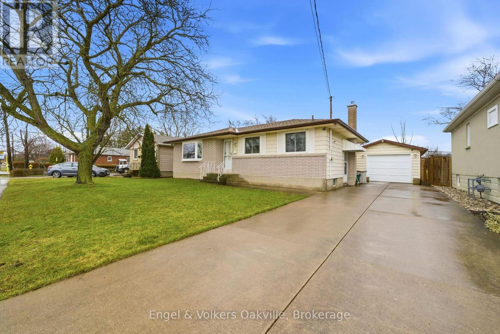 56 Bloomfield Avenue, St. Catharines (Secord Woods), Ontario  L2P 1X3 - Photo 2 - X12877390