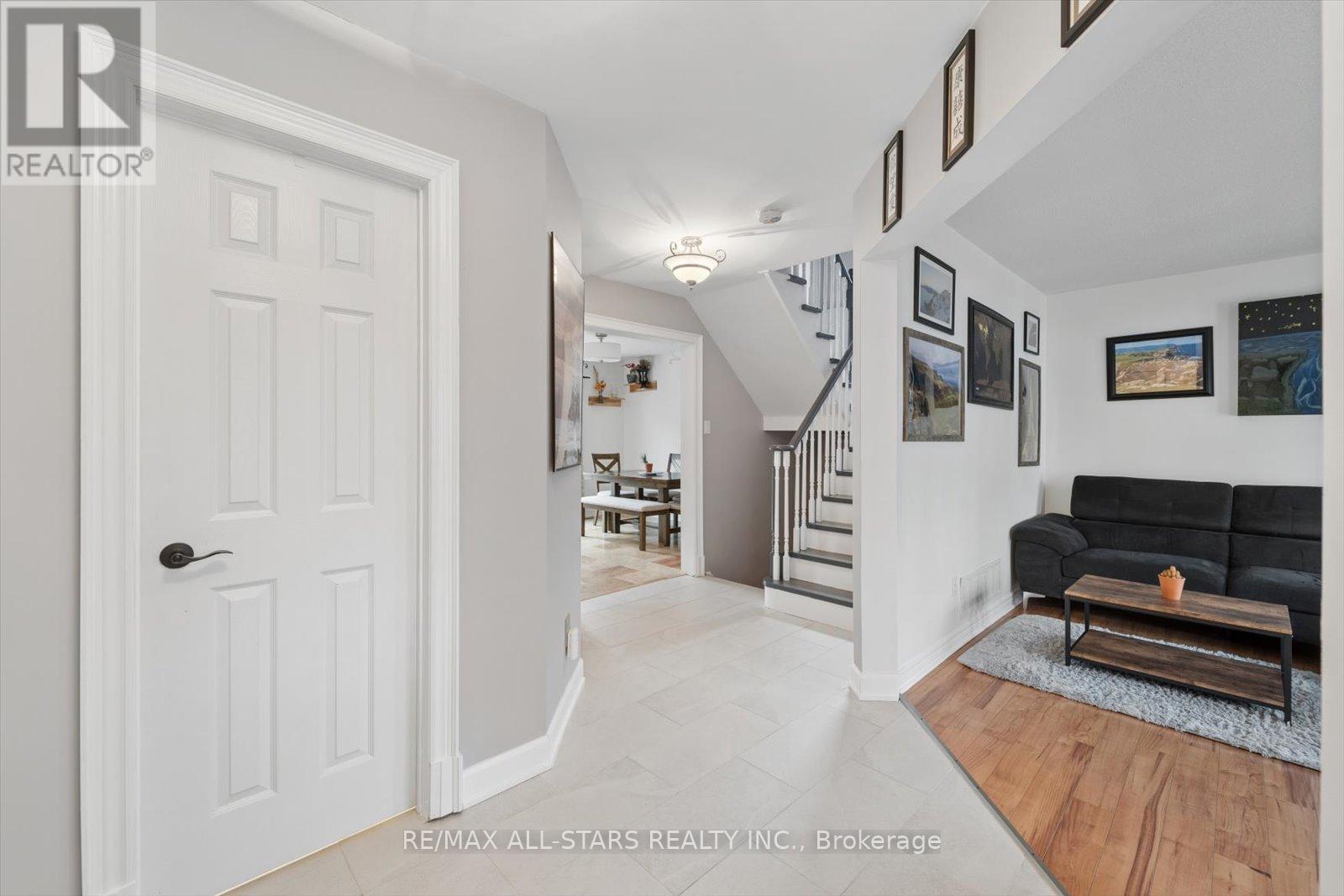 62 Reddenhurst Crescent, Georgina, Ontario  L4P 4G2 - Photo 5 - N12877386