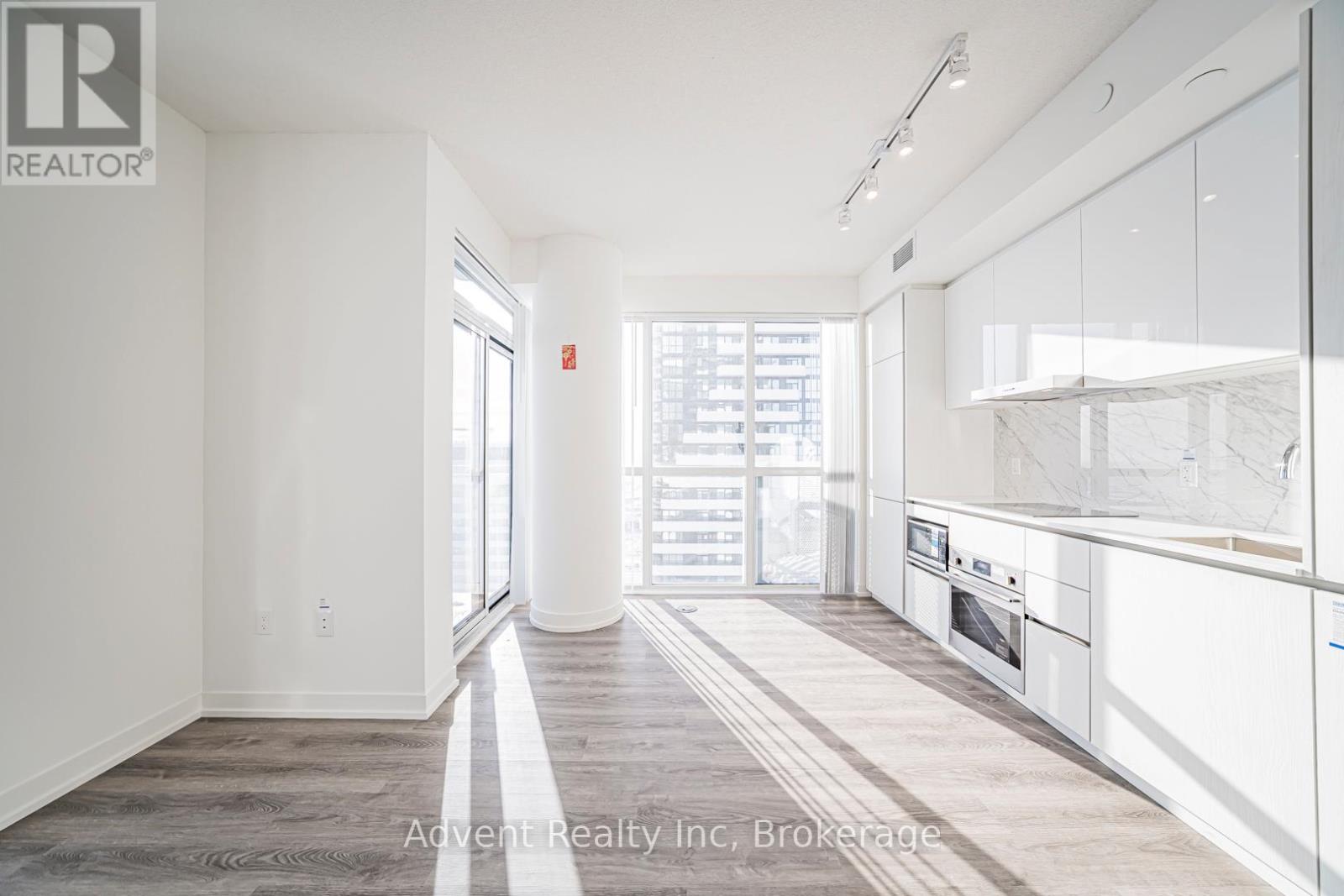 5512 - 8 Interchange Way, Vaughan, Ontario  L4K 0R2 - Photo 2 - N12877408