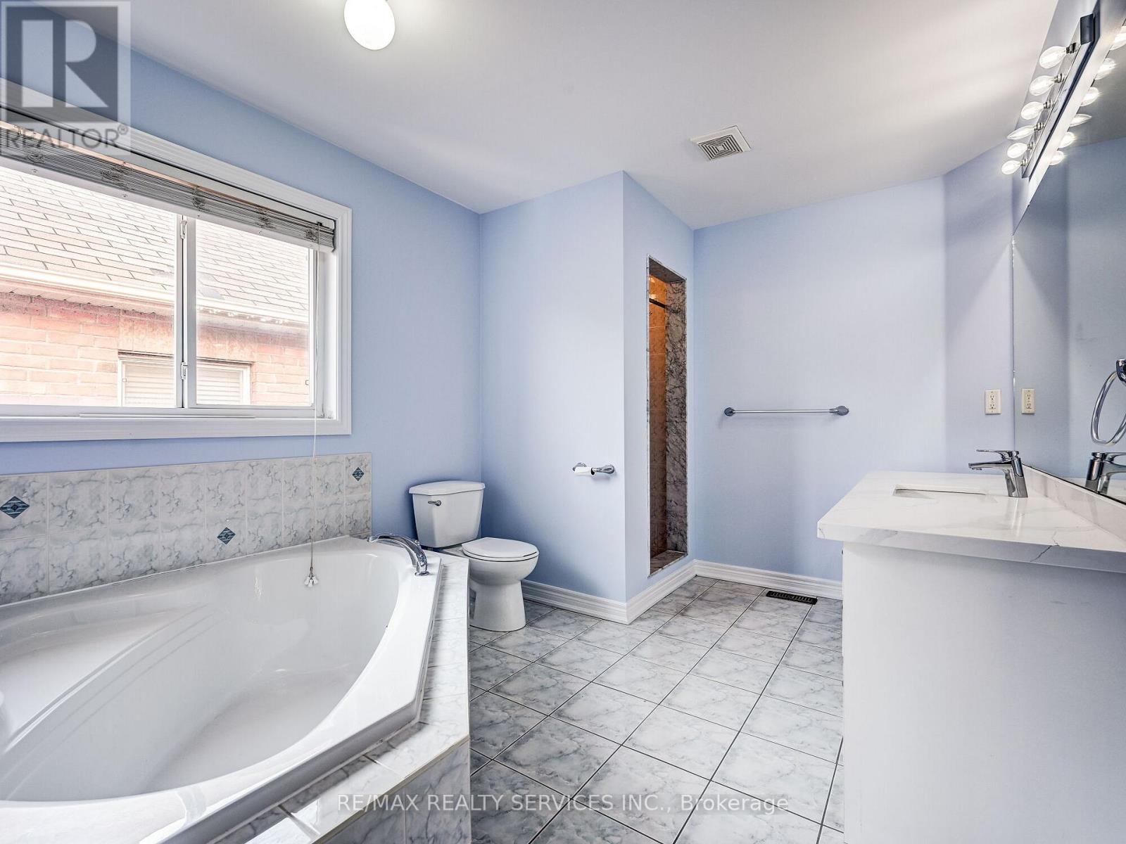 114 Rocky Point Crescent, Brampton (Madoc), Ontario  L6V 4R8 - Photo 23 - W12877338