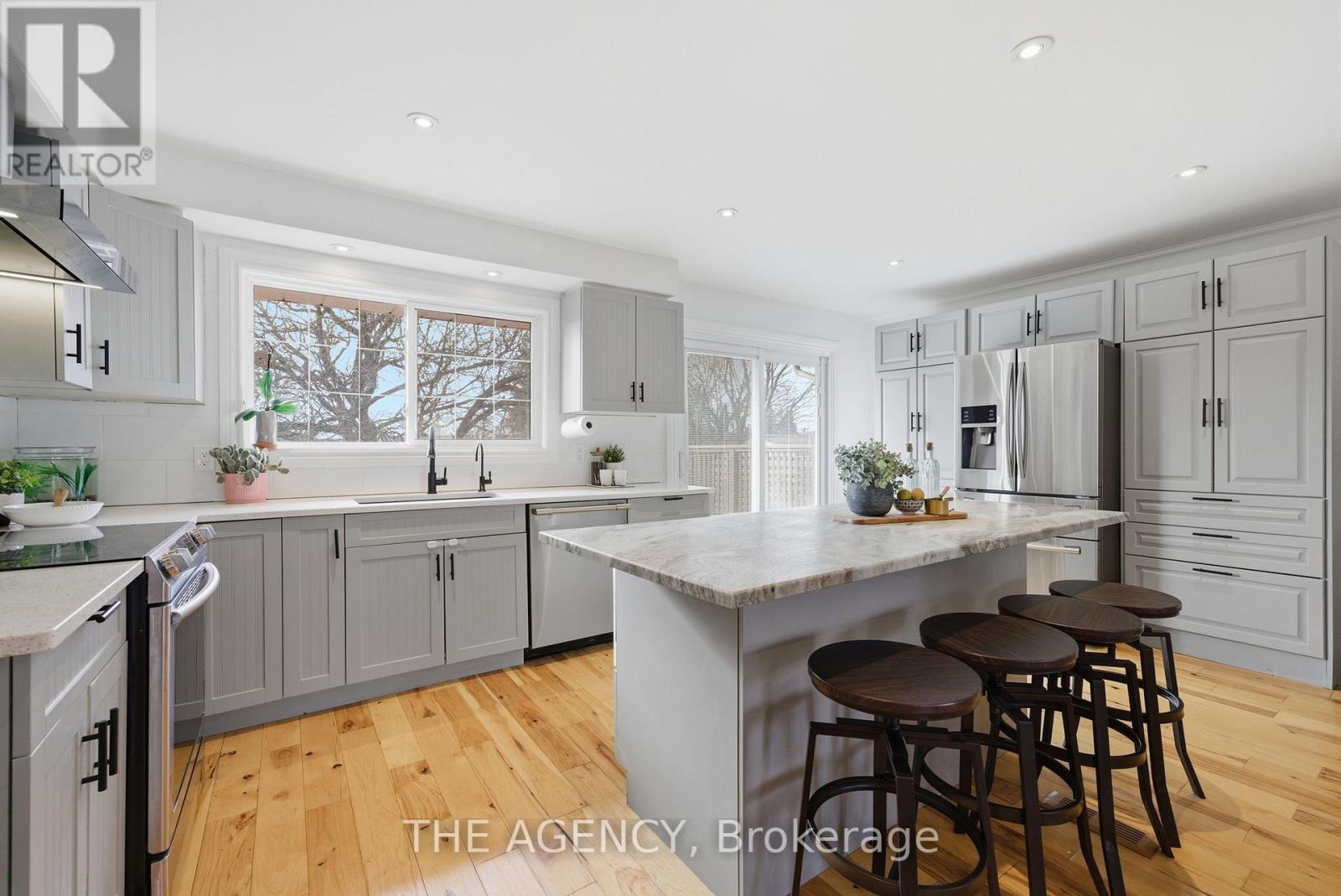 118 Applewood Crescent, Whitby, Ontario  L1N 2E7 - Photo 13 - E12877612