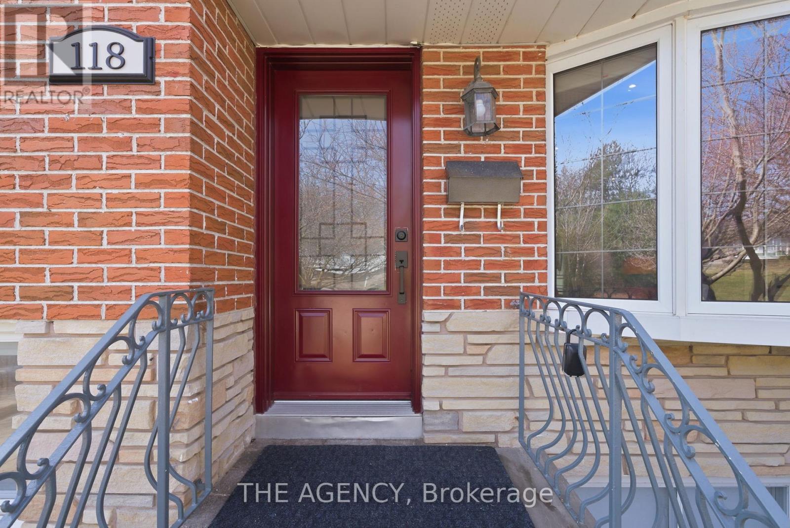 118 Applewood Crescent, Whitby, Ontario  L1N 2E7 - Photo 5 - E12877612