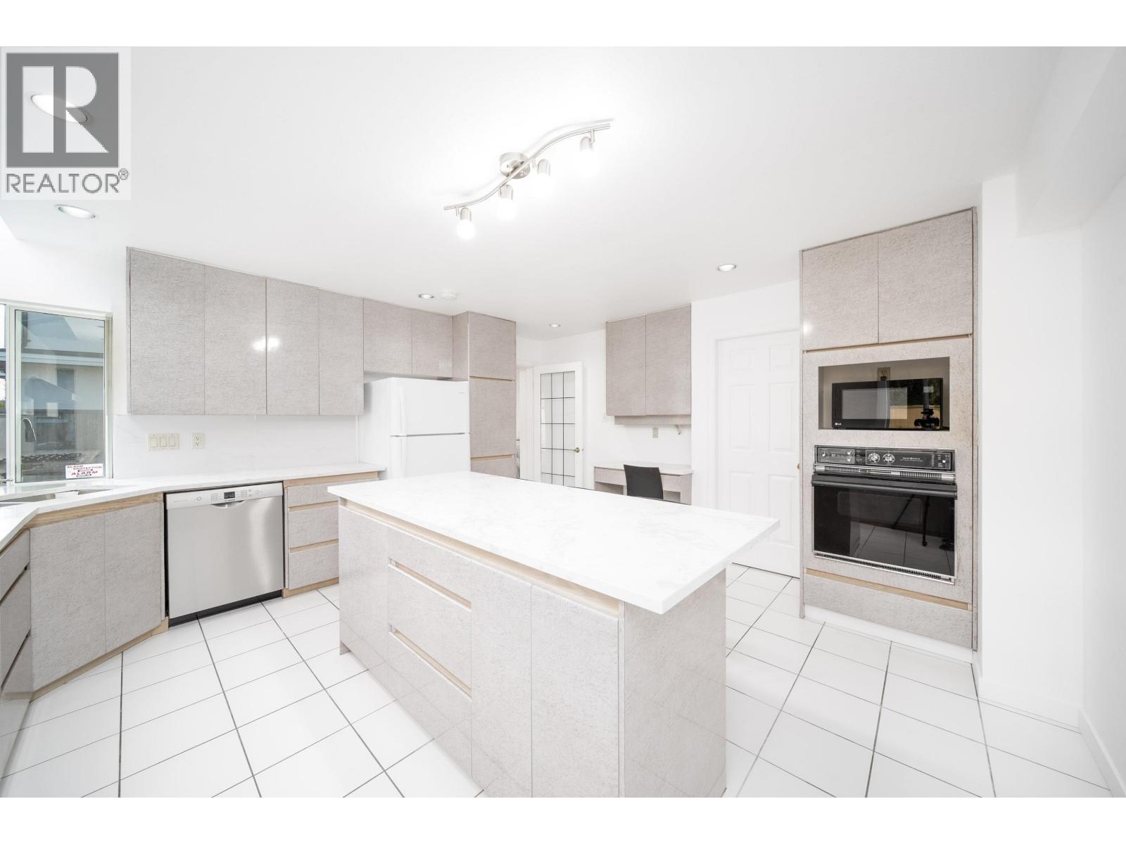 Listing Picture 21 of 39 : 5611 HOLT AVENUE, Richmond / 烈治文 - 魯藝地產 Yvonne Lu Group - MLS Medallion Club Member