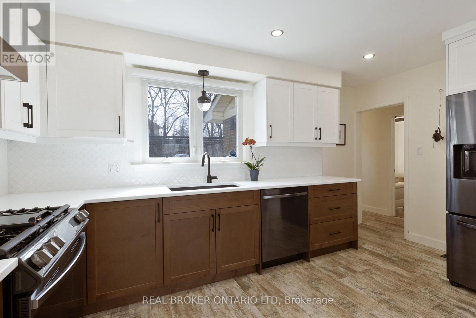 196 Wychwood Park, London North, Ontario  N6G 1R9 - Photo 7 - X12877614