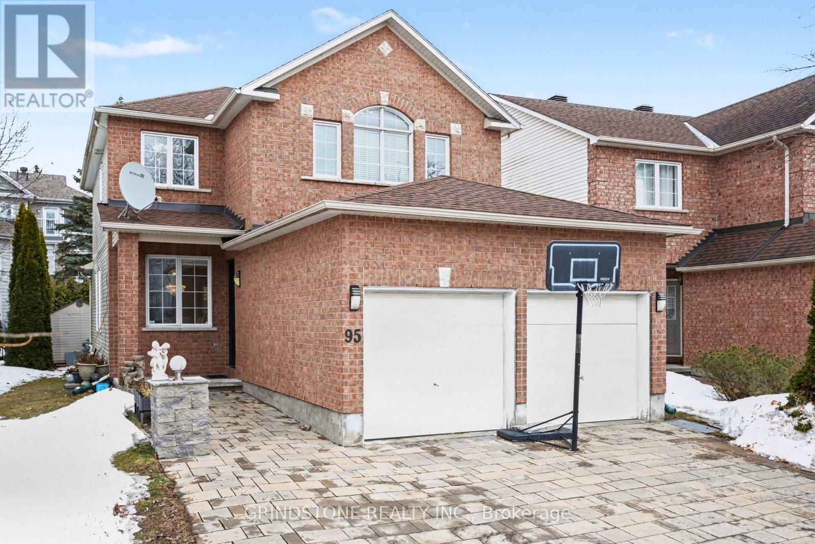 95 Evanshen Crescent, Ottawa, Ontario  K2K 2X7 - Photo 2 - X12877594