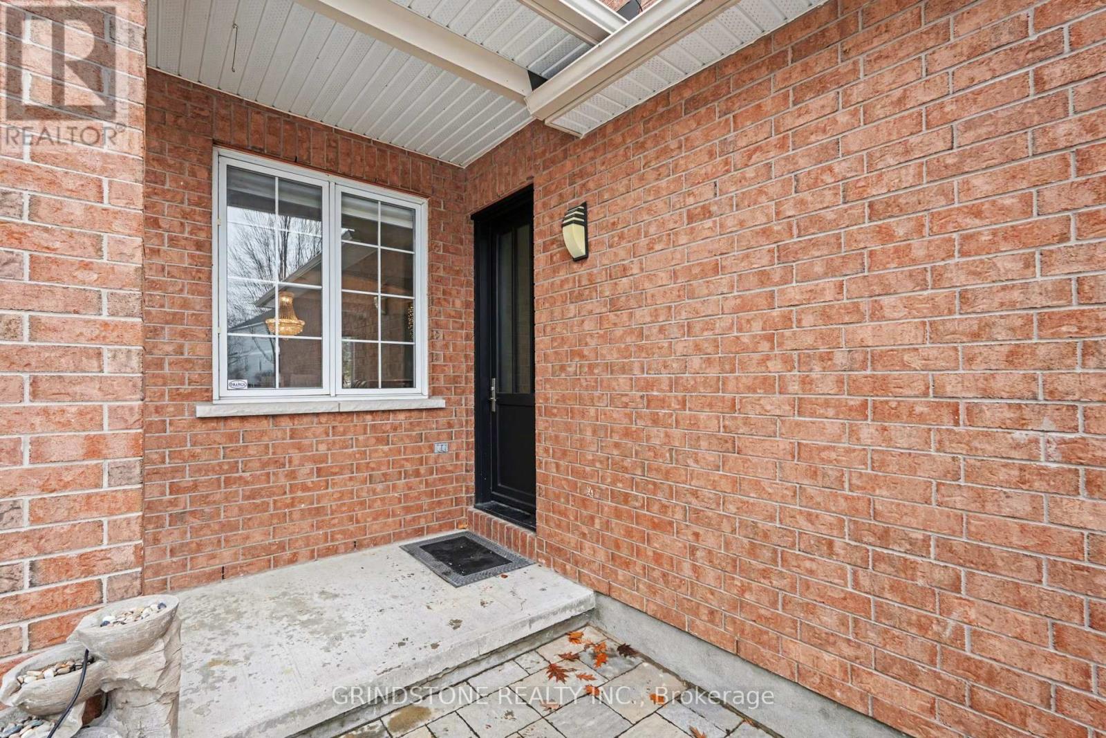 95 Evanshen Crescent, Ottawa, Ontario  K2K 2X7 - Photo 3 - X12877594