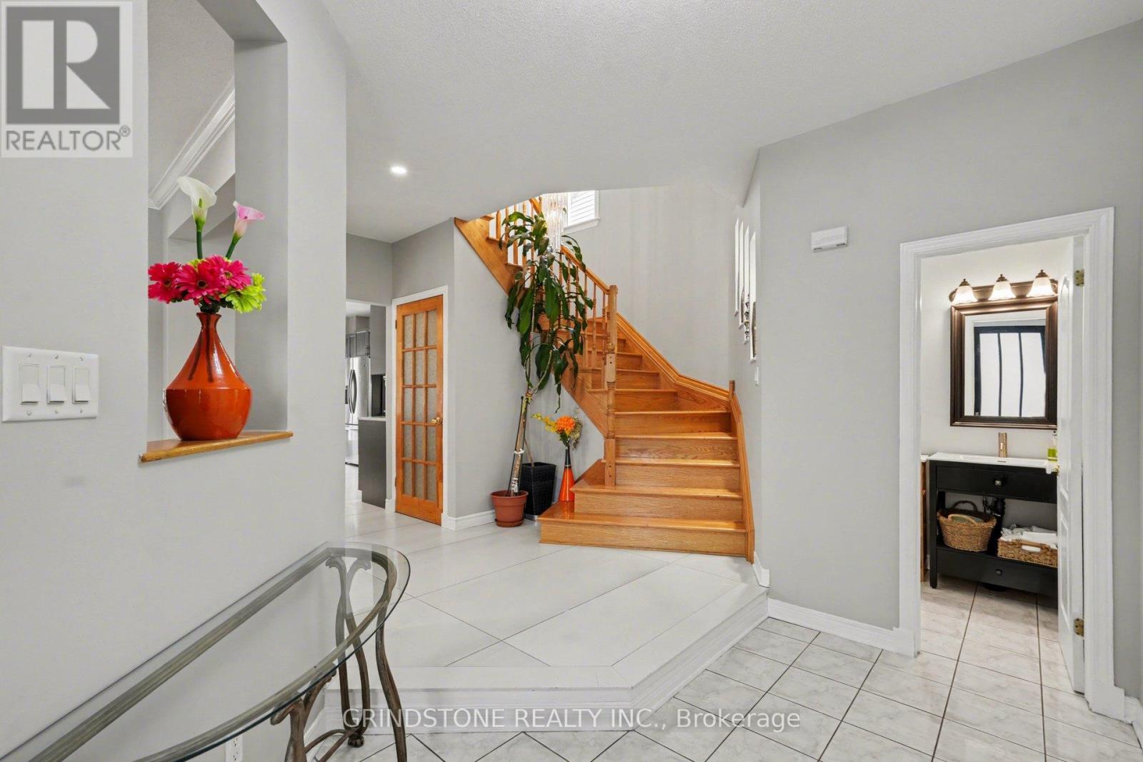 95 Evanshen Crescent, Ottawa, Ontario  K2K 2X7 - Photo 4 - X12877594