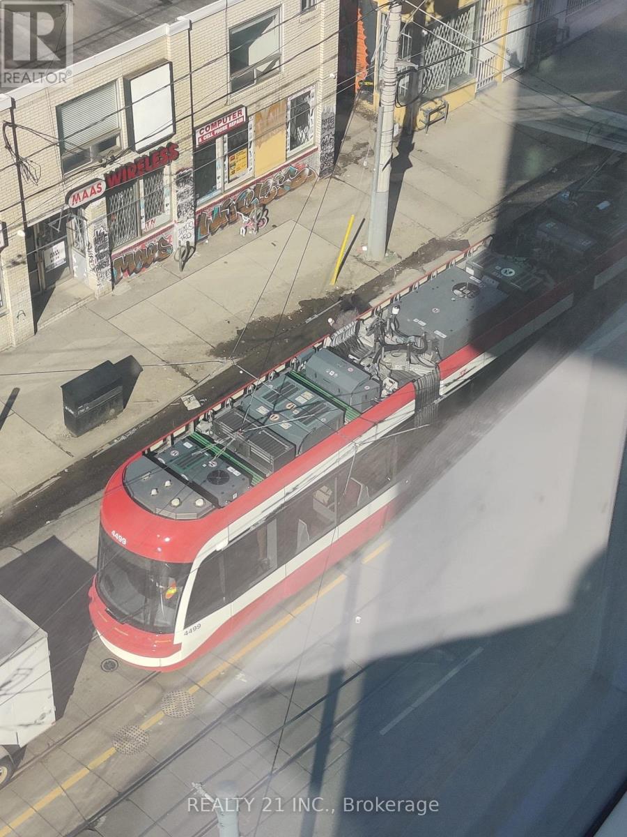 30 Dreamers Way, Toronto, Ontario  M5A 0Y7 - Photo 3 - C12877538