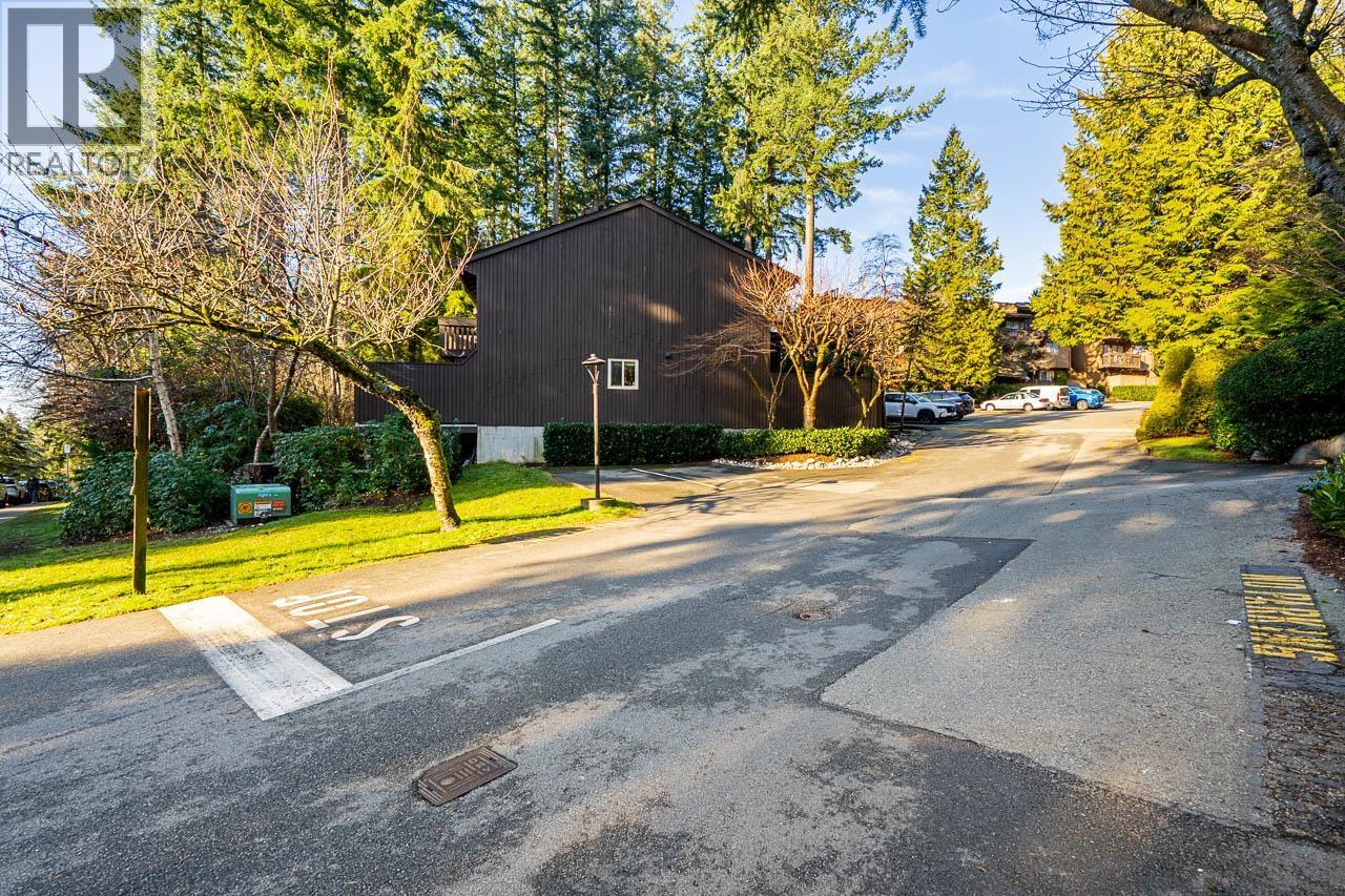 2076 Purcell Way, North Vancouver, British Columbia  V7J 3K3 - Photo 2 - R3099225