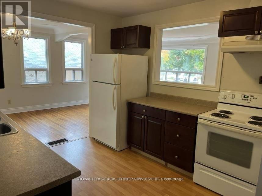 235 Lakeshore Road W, Oakville (Co Central), Ontario  L6K 1E9 - Photo 11 - W12877544