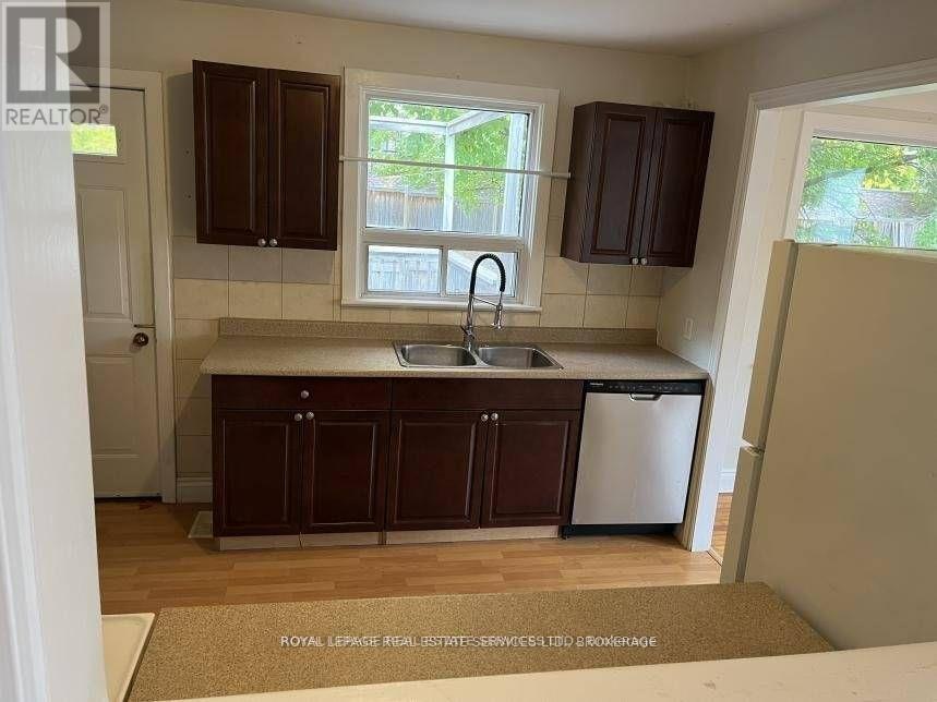 235 Lakeshore Road W, Oakville (Co Central), Ontario  L6K 1E9 - Photo 12 - W12877544