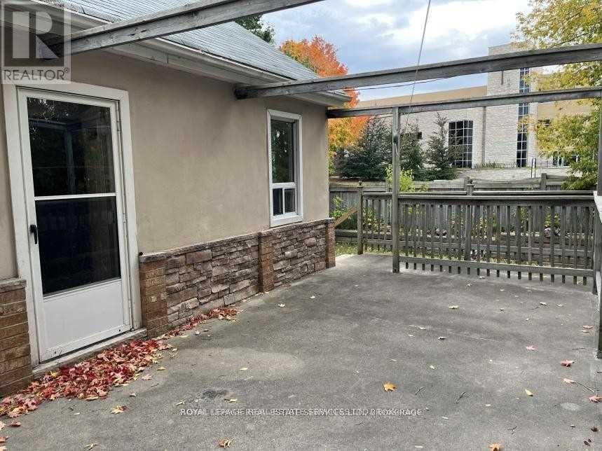 235 Lakeshore Road W, Oakville (Co Central), Ontario  L6K 1E9 - Photo 13 - W12877544