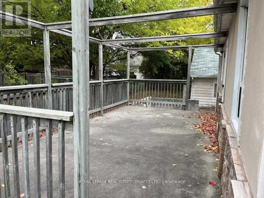 235 Lakeshore Road W, Oakville (Co Central), Ontario  L6K 1E9 - Photo 14 - W12877544